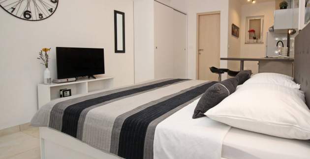 Studio-Apartment Karamarko – mit überdachter Terrasse