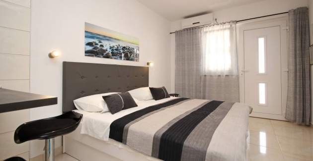 Studio-Apartment Karamarko – mit überdachter Terrasse
