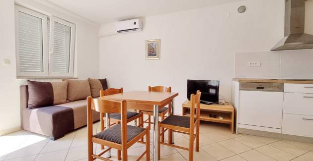 Apartment Lovincic No.1 – mit Terrasse, 200 m vom Strand entfernt