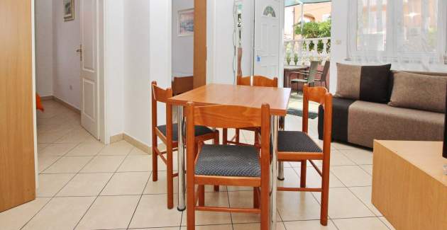 Apartment Lovincic No.1 – mit Terrasse, 200 m vom Strand entfernt