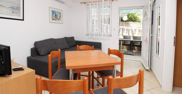 artment Lovincic No.3 – mit Terrasse, 200 m vom Strand entfernt