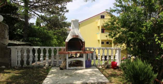 Studio-Apartment Lovincic No.4 – mit Terrasse, 200 m vom Strand entfernt