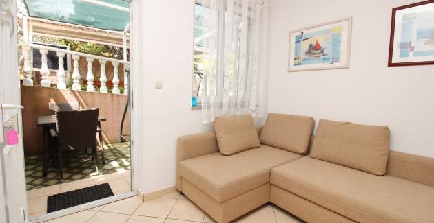 Studio-Apartment Lovincic No.4 – mit Terrasse, 200 m vom Strand entfernt