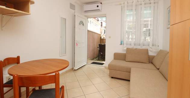 Studio-Apartment Lovincic No.4 – mit Terrasse, 200 m vom Strand entfernt