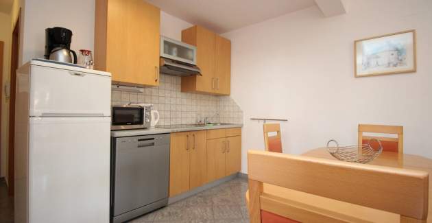 Apartment Mikulan Nara Priz – mit Terrasse, 350 m vom Strand entfernt