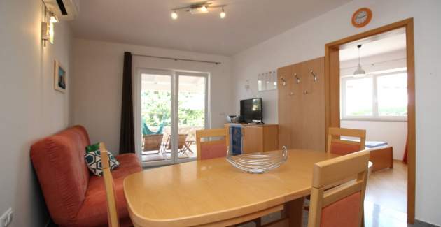 Apartment Mikulan Nara Priz – mit Terrasse, 350 m vom Strand entfernt