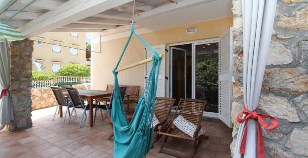 Apartment Mikulan Nara Priz – mit Terrasse, 350 m vom Strand entfernt