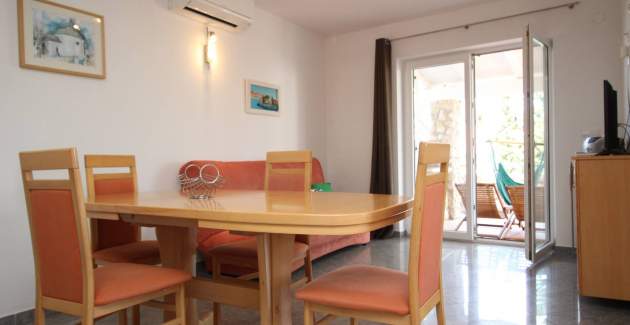 Apartment Mikulan Nara Priz – mit Terrasse, 350 m vom Strand entfernt