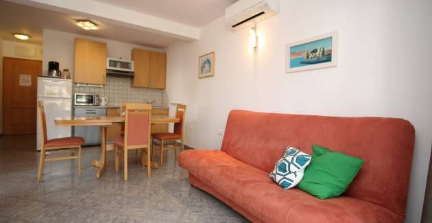 Apartment Mikulan Nara Priz – mit Terrasse, 350 m vom Strand entfernt
