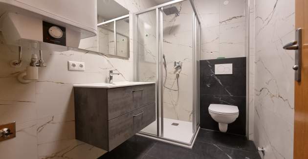 Apartment Mikulan Nara Priz – mit Terrasse, 350 m vom Strand entfernt