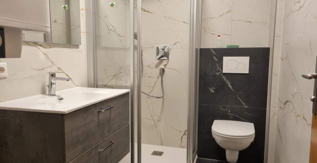 Apartment Mikulan Nara Priz – mit Terrasse, 350 m vom Strand entfernt