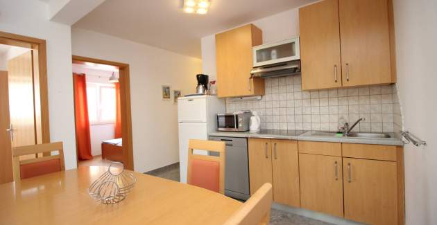 Apartment Mikulan Nara Priz – mit Terrasse, 350 m vom Strand entfernt