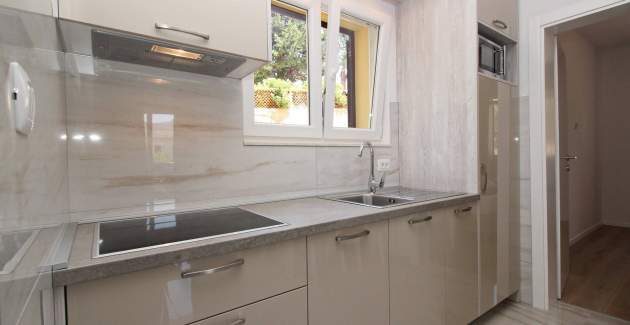 Šarmantan apartman Sunshine br.3 – s balkonom, 300 m od plaže