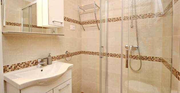 Šarmantan apartman Sunshine br.3 – s balkonom, 300 m od plaže