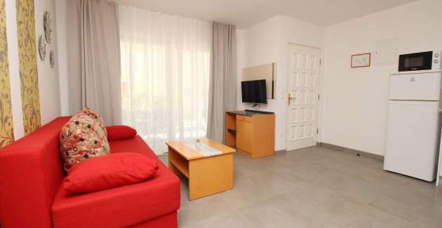 Apartmentanlage Villas Corinthia 1 – Toplage, 100 m vom Strand entfernt, umgeben von Grün
