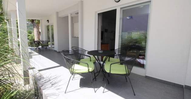 Apartmentanlage Villas Corinthia 1 – Toplage, 100 m vom Strand entfernt, umgeben von Grün