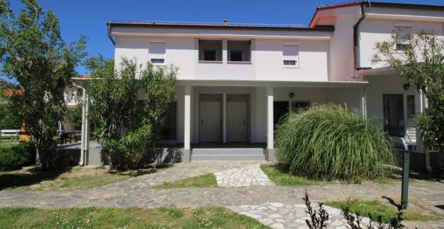 Apartmentanlage Villas Corinthia 2 – Toplage, 100 m vom Strand entfernt, umgeben von Grün