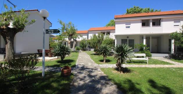 Apartmentanlage Villas Corinthia 2 – Toplage, 100 m vom Strand entfernt, umgeben von Grün