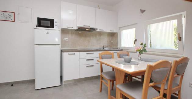 Apartmentanlage Villas Corinthia 2 – Toplage, 100 m vom Strand entfernt, umgeben von Grün