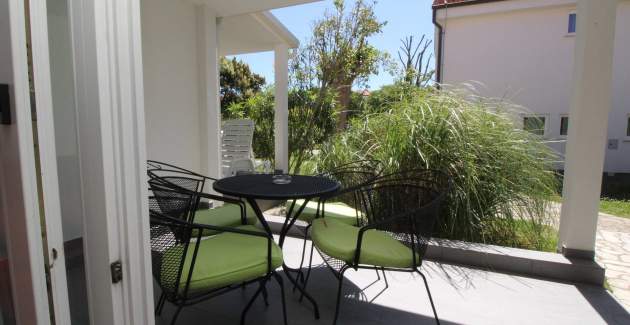 Apartmentanlage Villas Corinthia 2 – Toplage, 100 m vom Strand entfernt, umgeben von Grün