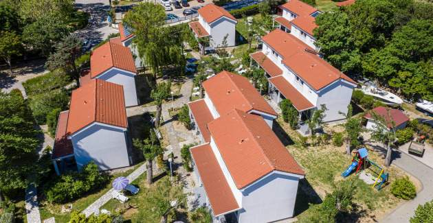 Apartmentanlage Villas Corinthia 2 – Toplage, 100 m vom Strand entfernt, umgeben von Grün