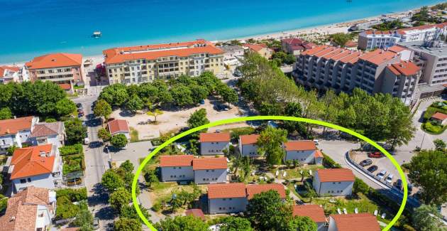 Apartmentanlage Villas Corinthia 2 – Toplage, 100 m vom Strand entfernt, umgeben von Grün