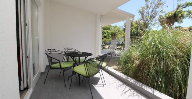 Apartmentanlage Villas Corinthia 2 – Toplage, 100 m vom Strand entfernt, umgeben von Grün