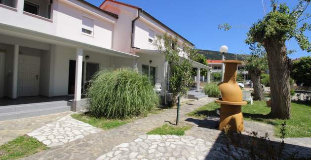 Apartmentanlage Villas Corinthia 4 – Toplage, 100 m vom Strand entfernt, umgeben von Grün