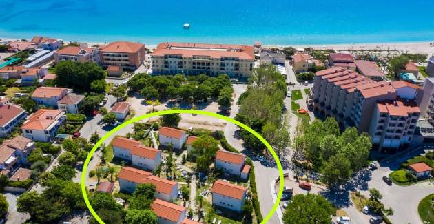 Apartmentanlage Villas Corinthia 5 – Toplage, 100 m vom Strand entfernt, umgeben von Grün