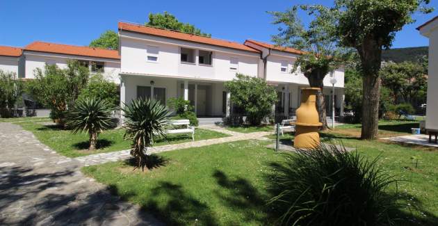 Apartmentanlage Villas Corinthia 7 – Toplage, 100 m vom Strand entfernt, umgeben von Grün