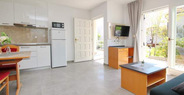 Apartment complex Villas Corinthia 10 - Top Location, 100m from the Beach, surrounded by Greenery