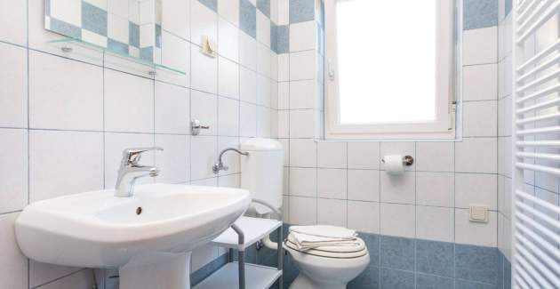 Apartment Mrakovcic Nr. 1 - mit Terrasse, 350 m vom Strand entfernt