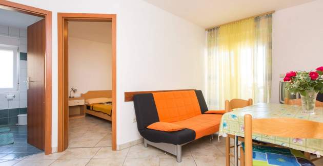 Apartment Mrakovcic Nr. 4 - mit Balkon, 350 m vom Strand entfernt
