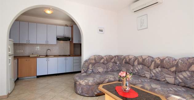 Apartment Lucijana Nr. 4 – mit Balkon, 150 m vom Strand entfernt