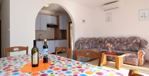 Apartment Lucijana Nr. 4 – mit Balkon, 150 m vom Strand entfernt