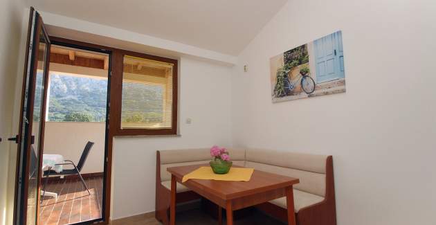 Apartman Petrica br. 2 - s balkonom, smješten u mirnom selu Jurandvor u blizini Baške