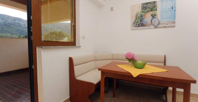 Apartman Petrica br. 2 - s balkonom, smješten u mirnom selu Jurandvor u blizini Baške