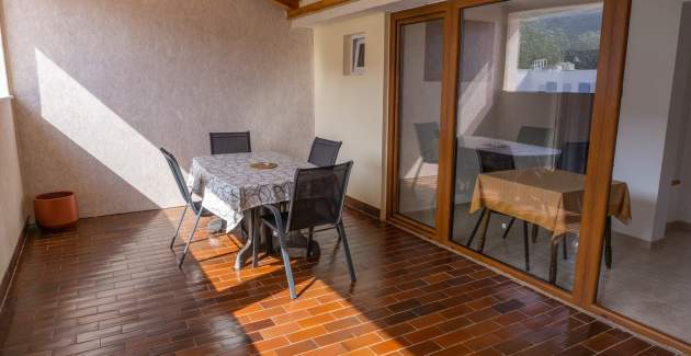 Apartman Petrica br. 3 - s balkonom, smješten u mirnom selu Jurandvor u blizini Baške