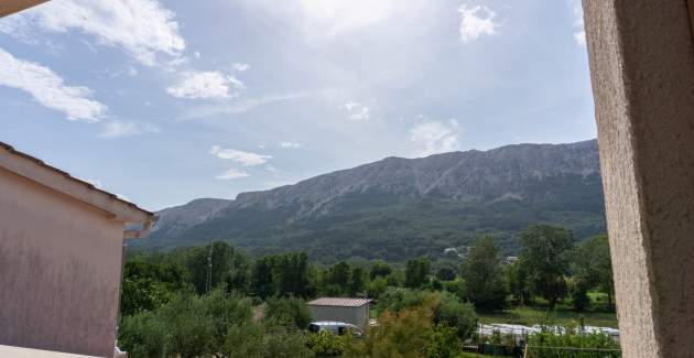 Apartman Petrica br. 3 - s balkonom, smješten u mirnom selu Jurandvor u blizini Baške