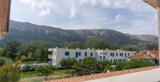 Apartman Petrica br. 3 - s balkonom, smješten u mirnom selu Jurandvor u blizini Baške