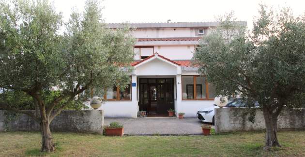Apartman Petrica br. 3 - s balkonom, smješten u mirnom selu Jurandvor u blizini Baške