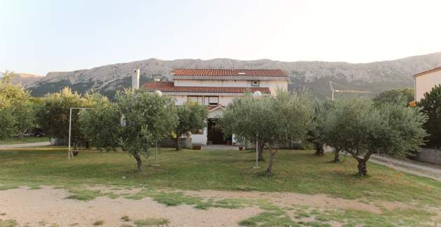 Apartman Petrica br. 3 - s balkonom, smješten u mirnom selu Jurandvor u blizini Baške