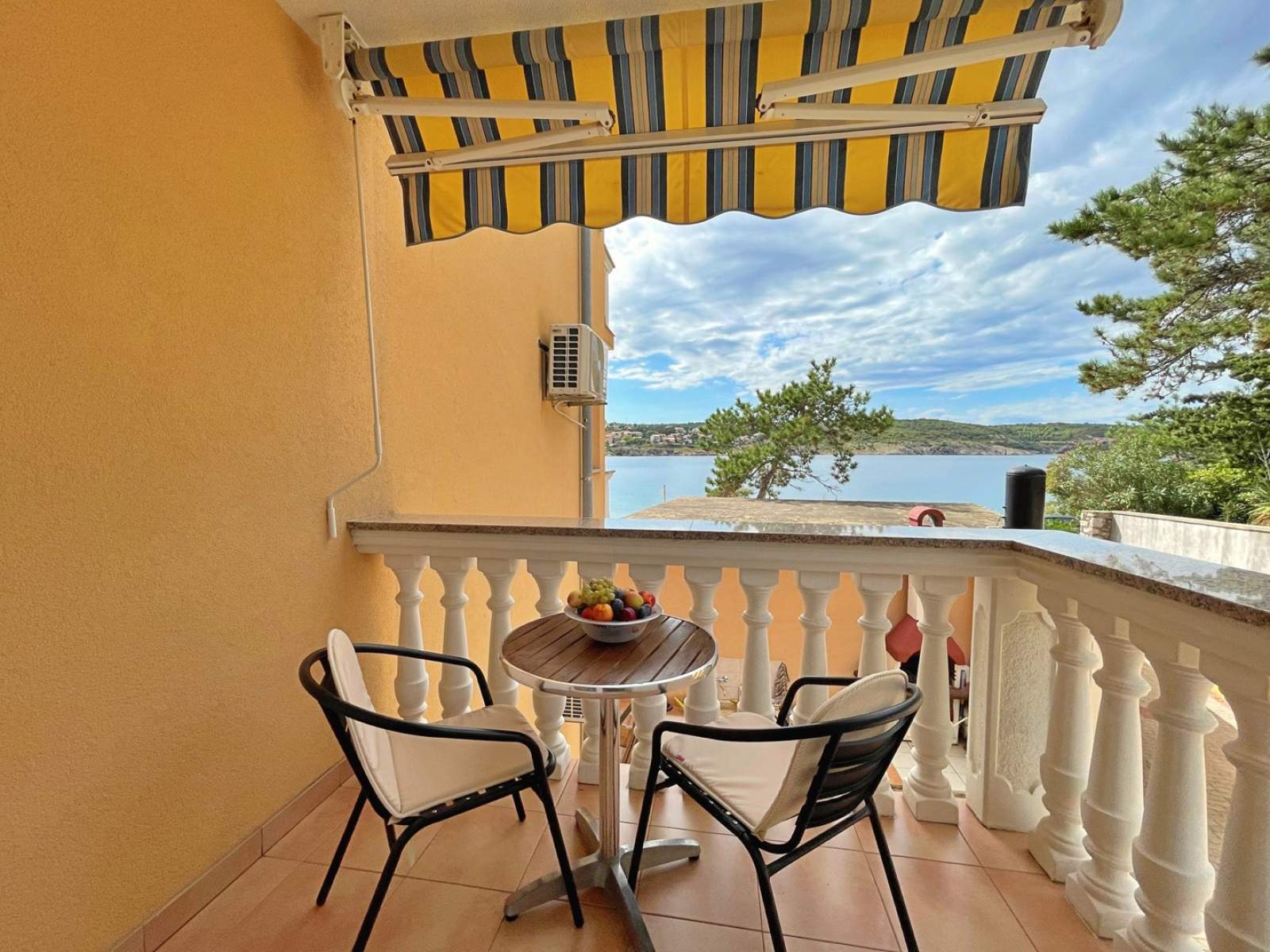 Apartment Tiha Lili 2 – 10 m from the Beach, Sea View