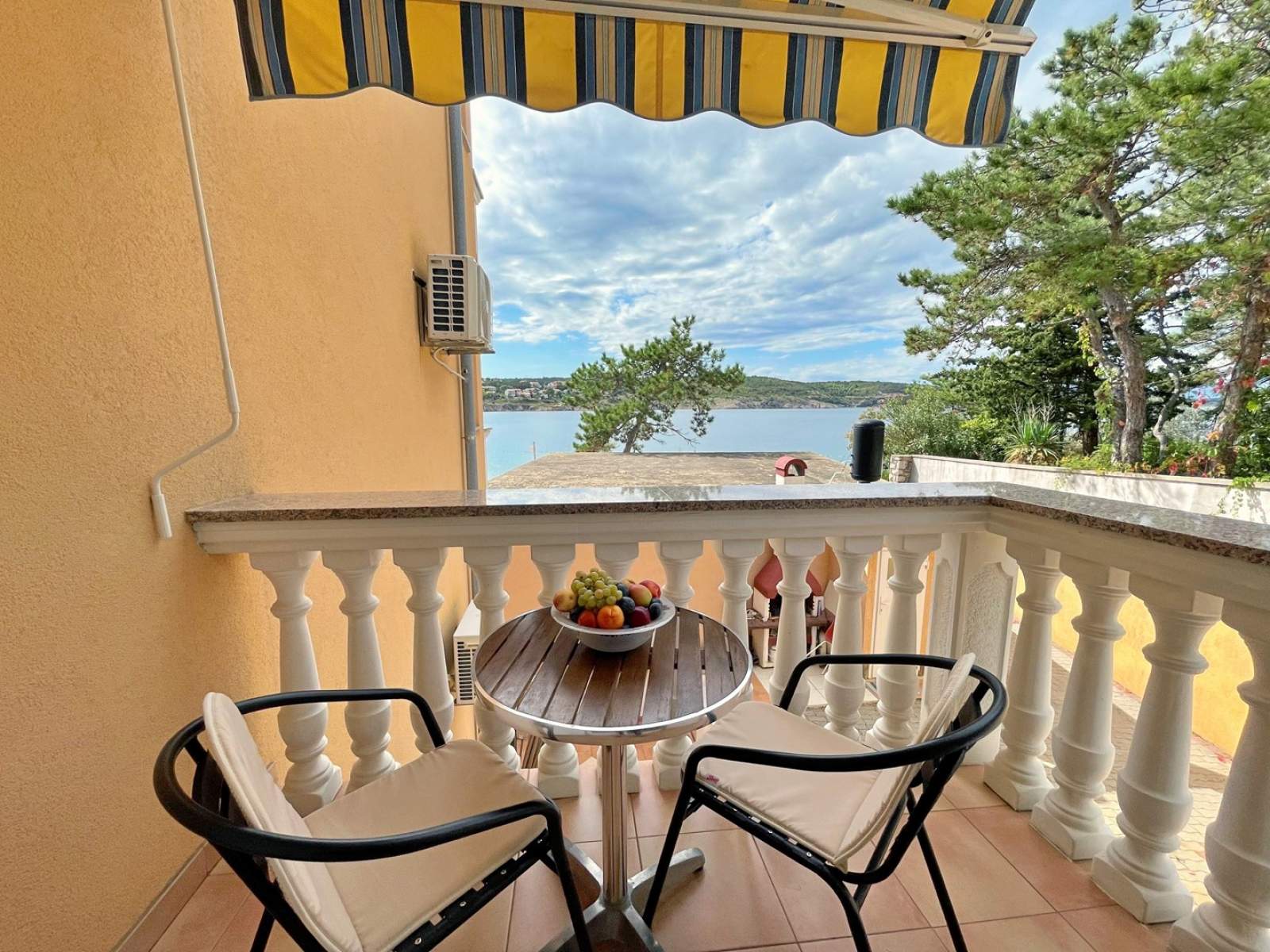 Apartment Tiha Lili 2 – 10 m from the Beach, Sea View