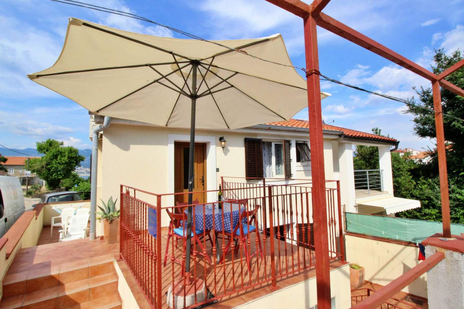 Apartment Bujas – 160 m from Sea and Beach