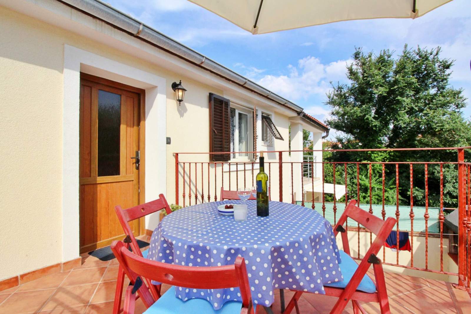 Apartment Bujas – 160 m from Sea and Beach