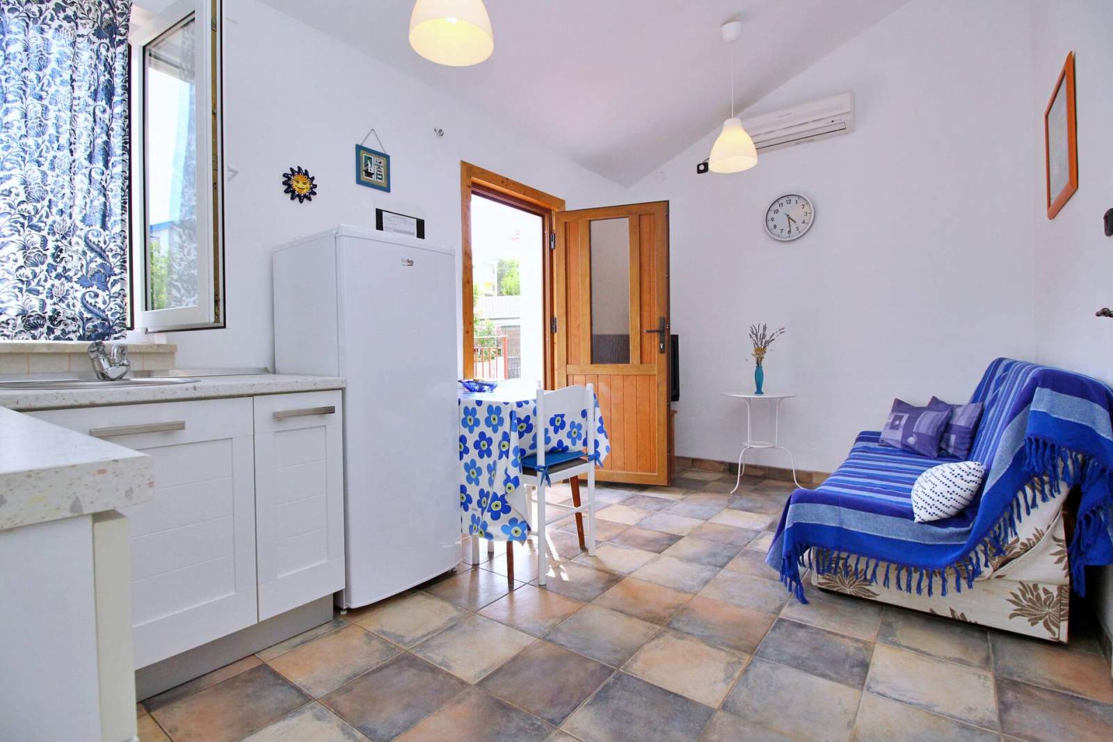 Apartment Bujas – 160 m from Sea and Beach