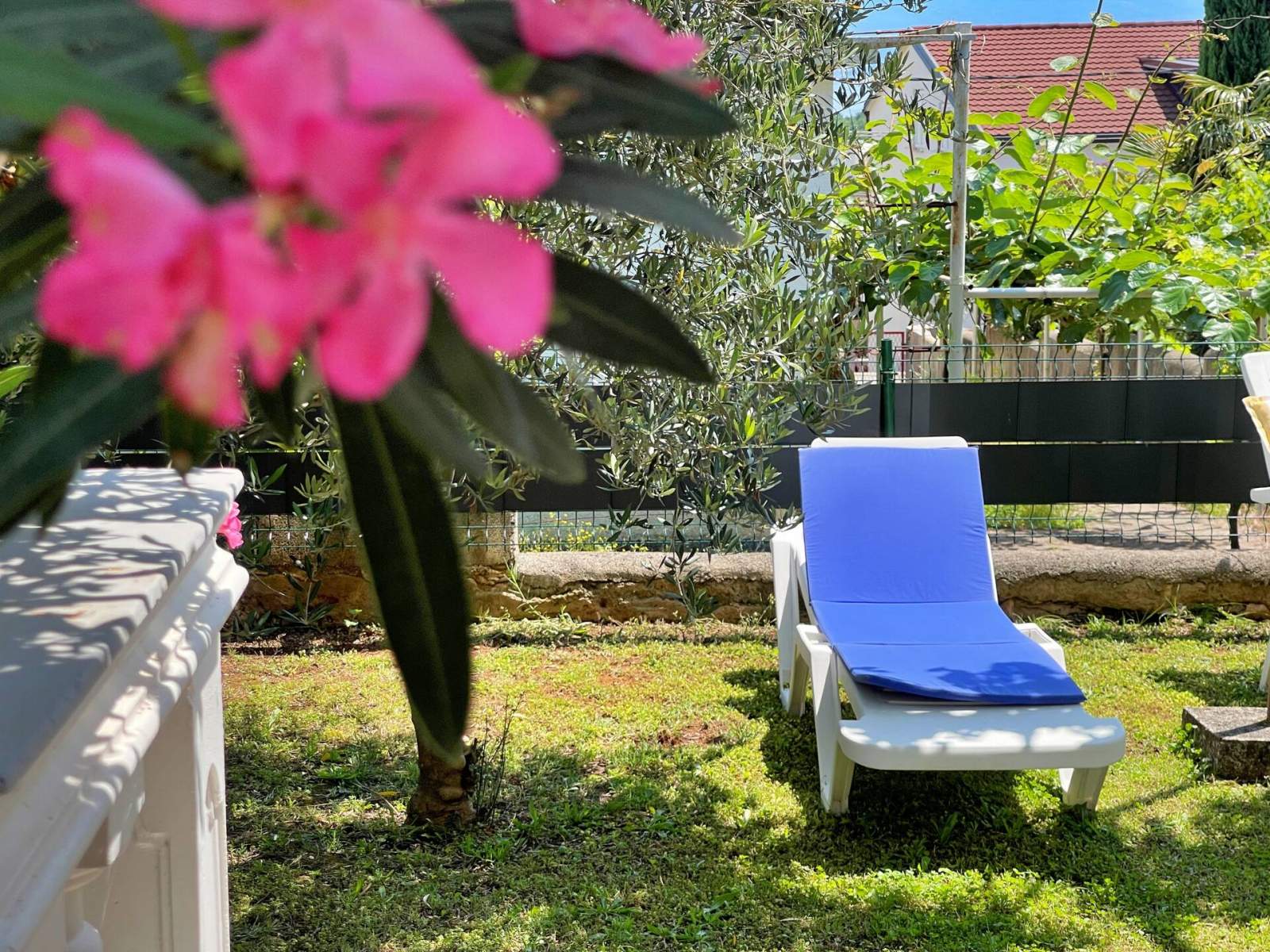 Apartment Mara A4 – Terrasse und Gartenblick