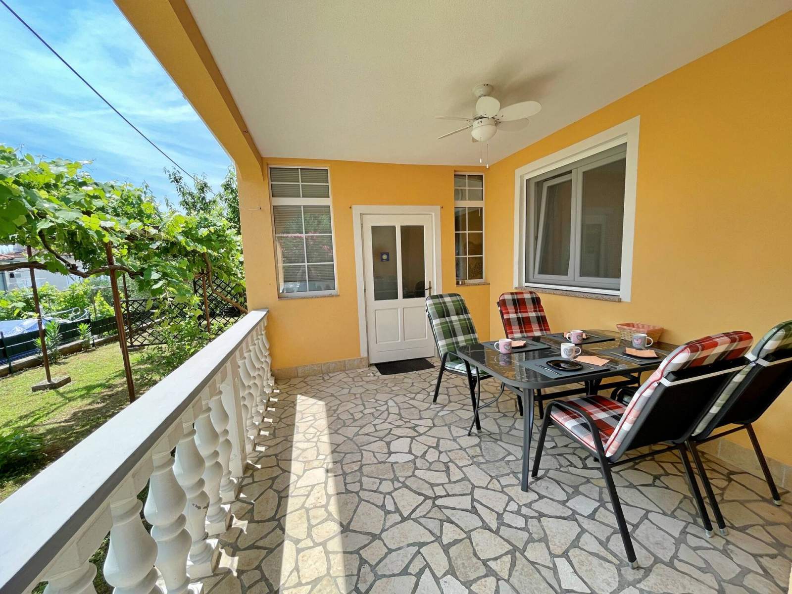 Apartment Mara A4 – Terrasse und Gartenblick