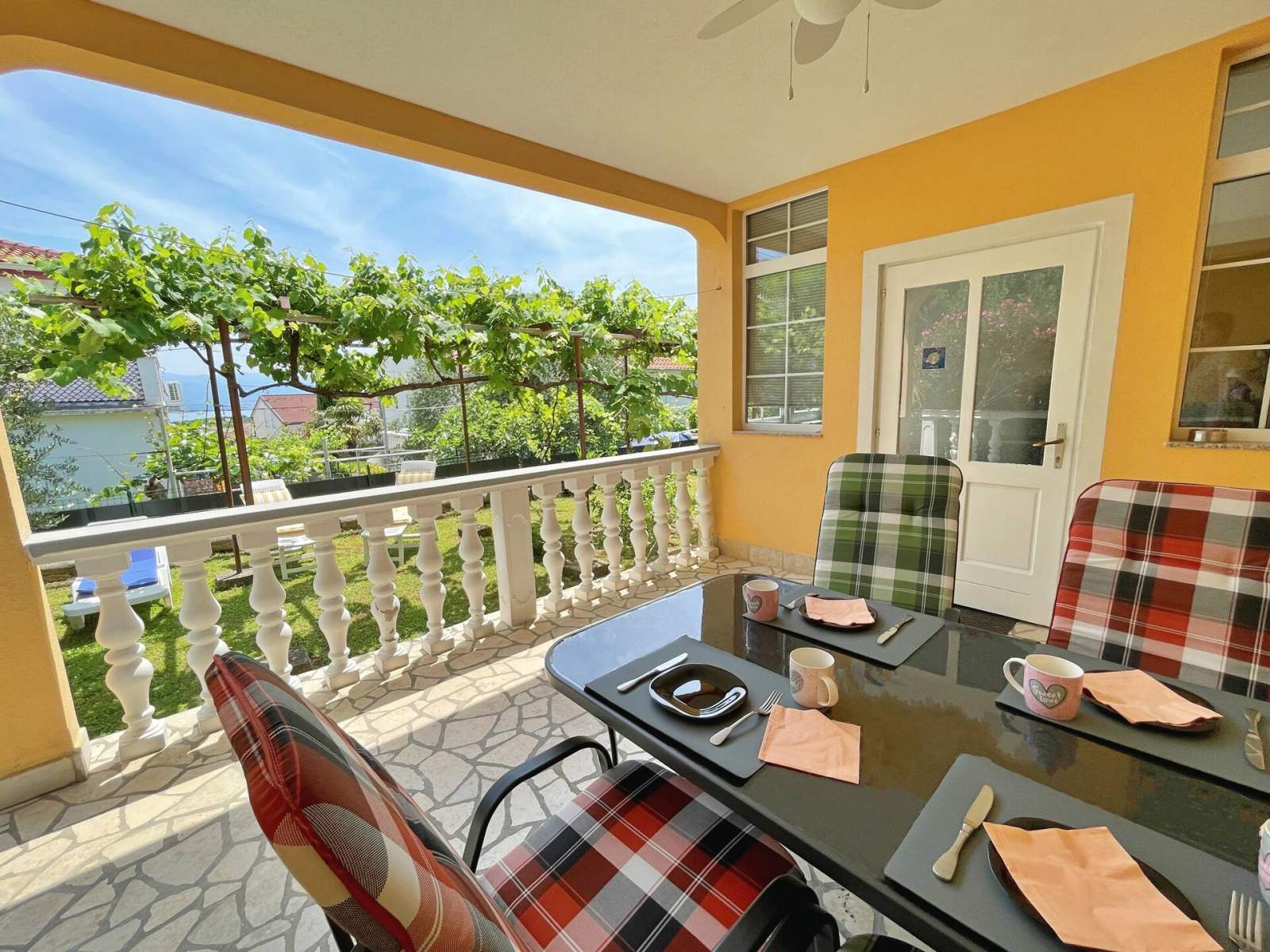 Apartment Mara A4 – Terrasse und Gartenblick